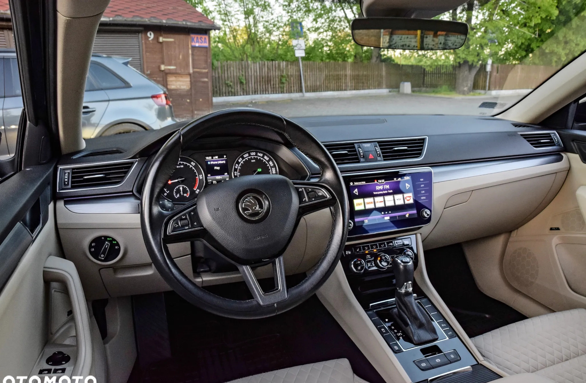 Skoda Superb cena 84900 przebieg: 200000, rok produkcji 2018 z Sochaczew małe 742